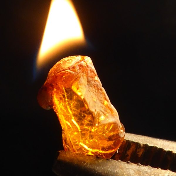 Glowing amber resin